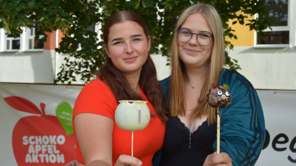 Dieses Jahr möchte die Schüler der Gemeinschaftsschule "Gottfried Wilhelm Leibniz" ihren eigenen Schokoapfelrekord vom Vorjahr brechen, um wieder Geld für einen guten Zweck zu sammeln. Und nicht nur das: Dieses Jahr soll das sogar zu einem echten Guinness Welt Rekord führen. Denn die Aktion ist in ihrer Größe weltweit einmalig. Schulsprecherin Greta Jahnel (l.) und Lea Marie Sy waren bereits im Vorjahr dabei und setzen sich nun umso mehr für die Aktion ein.