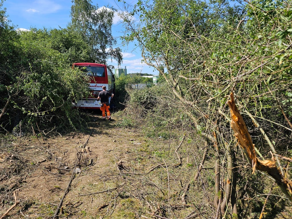 Sieben Verletzte nach Unfall eines Reisebusses auf der A72.