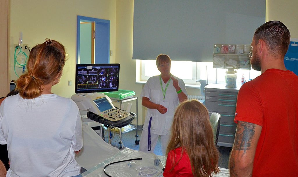 Mitarbeiter der Bördeklinik Neindorf, wie Christine Schwenk-Diße, beantworteten beim Tag der offenen Tür die Fragen der Besucher.