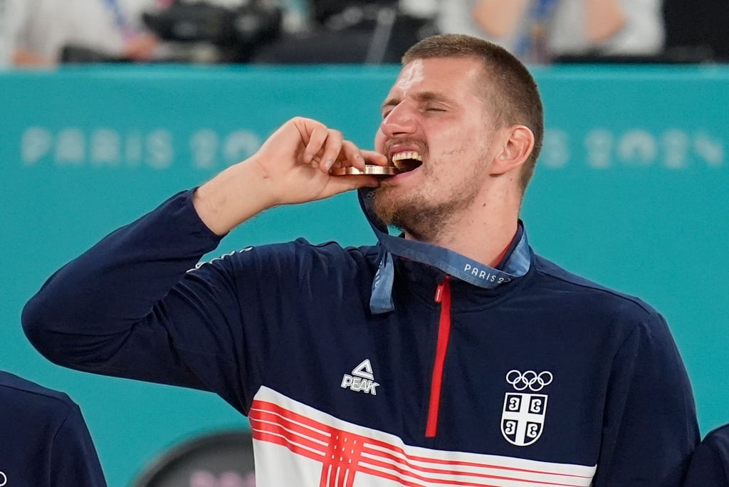 Trinkt Bier und beißt Bronze: Basketball-Star Nikola Jokic.