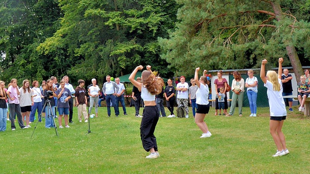 Kinder des Waldhauses in Altbrandsleben haben für das Jubiläumsfest eine Tanzaufführung vorbereitet.