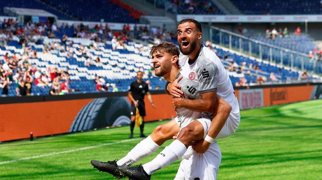 Torschütze Leonardo Vonic (l.) freut sich mit Ramien Safi über das 3:1 gegen Hannover 96 II.