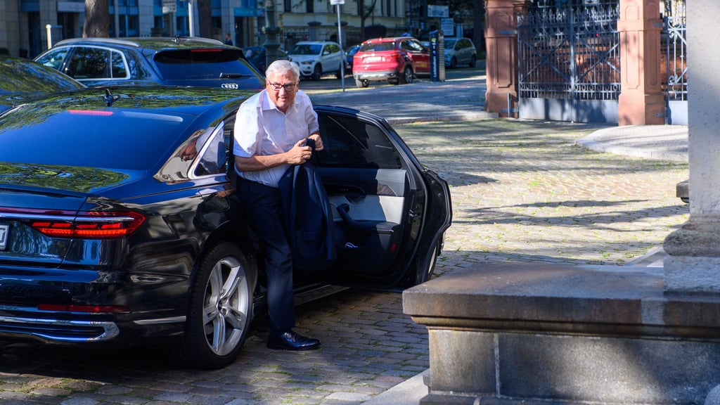 Sachsen-Anhalts Finanzminister Michael Richter beim Verlassen seines Dienstwagens vor dem Portal der Staatskanzlei. Details zu den Dienstwagen der Landesregierung hat Rochter jetzt unter Verschluss gestellt.