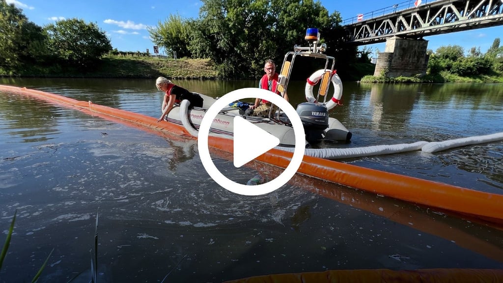 Eine 200 Meter lange Ölsperre wurde in Bernburg angelegt.