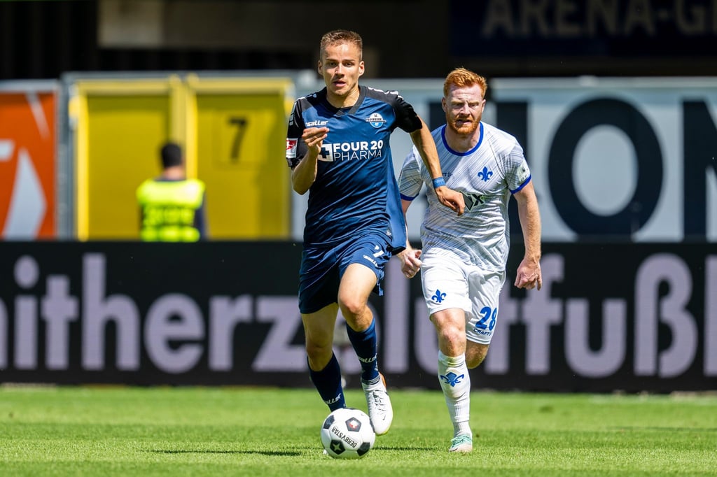Der Paderborns Bilbija (l) gewinnt den Zweikampf gegen Darmstadts Will.