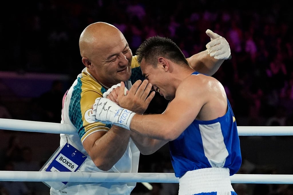 Zwei Mitarbeiter des britischen Olympia-Teams haben Trainer Tulkin Kilichev (l) bei den Sommerspielen von Paris das Leben gerettet.