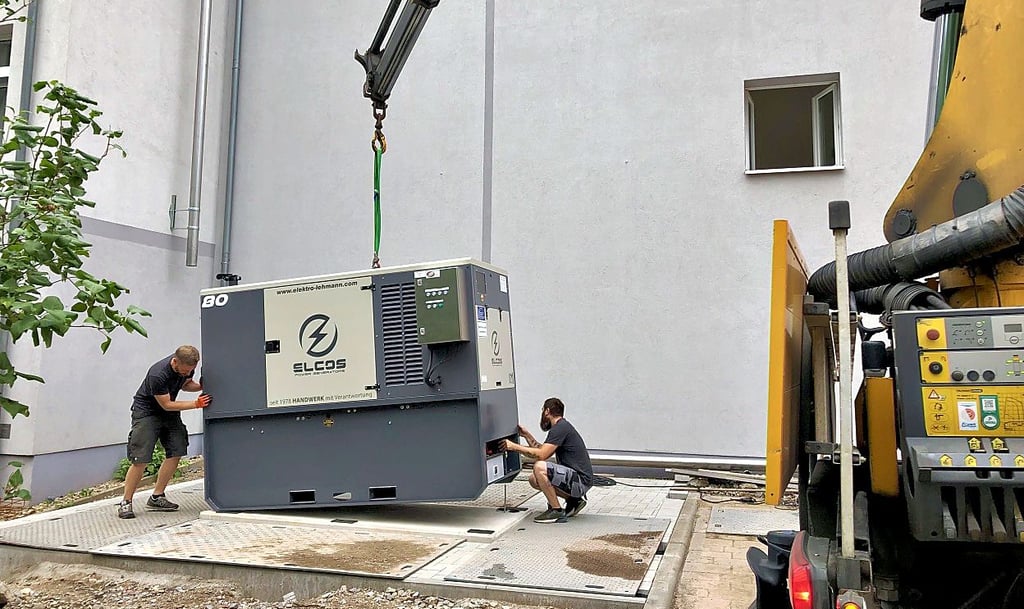 Das neue Notstromaggregat für den Fall eines Stromausfalles wurde neben dem Merseburger Rathaus installiert.