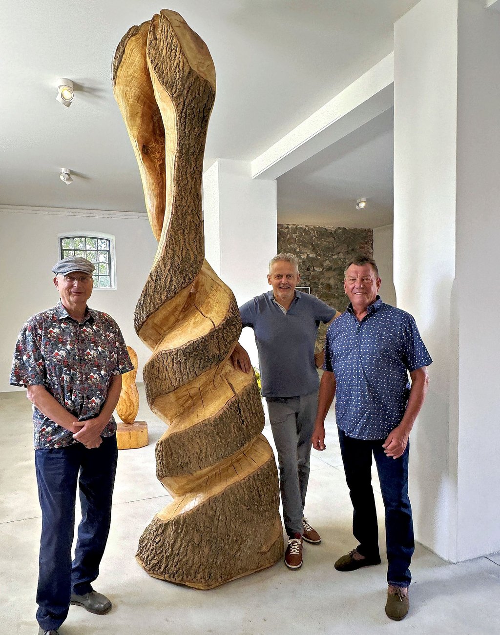 Vincent Trasov, Laurens Hegeman und Frank Minder (v. li.) präsentierten ihre Kunst in Brandenstein bei Möckern. Die Schlangen aus einem Erlenstamm schuf Frank Minder.