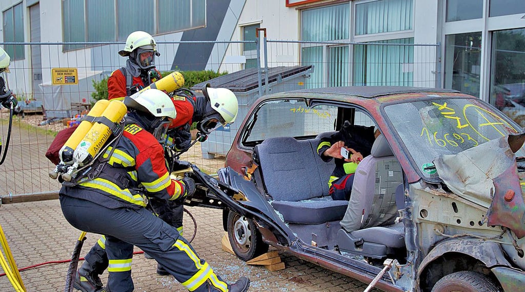 Mit schwerem Gerät musste die Person bei einer Übung der Feuerwehr in Coswig befreit werden.