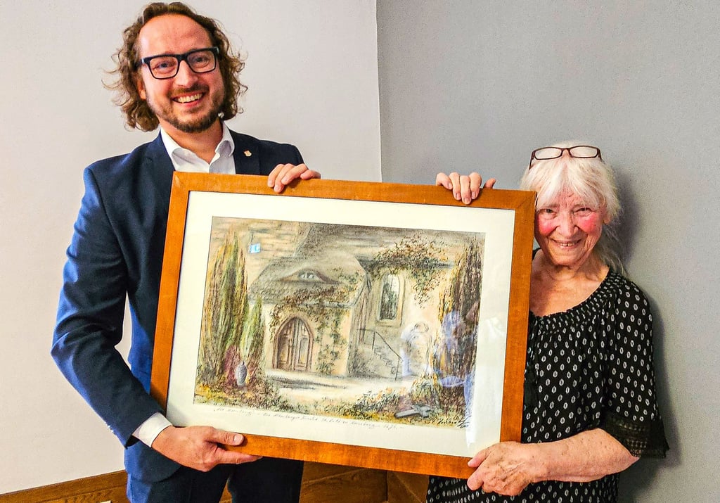 Das Aquarell, das die St.-Viti-Kirche auf dem Altenburger Friedhof zeigt, ist eines der Bilder, das Sigrid Hochkirch der Stadt geschenkt hat.