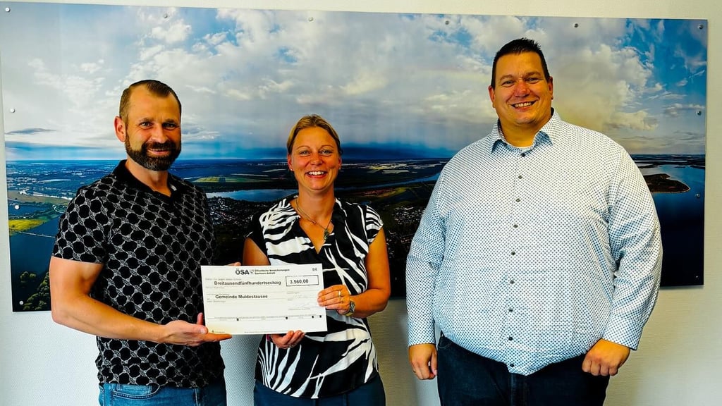 Muldestausee-Bürgermeister Ferid Giebler, WSC Friedersdorf-Vereinschefin Antja Adler und ÖSA-Vertreter Thomas Morch (v.l) bei der Übergabe von Spendengeld für das Mitteldeutsche Wassersportzentrum