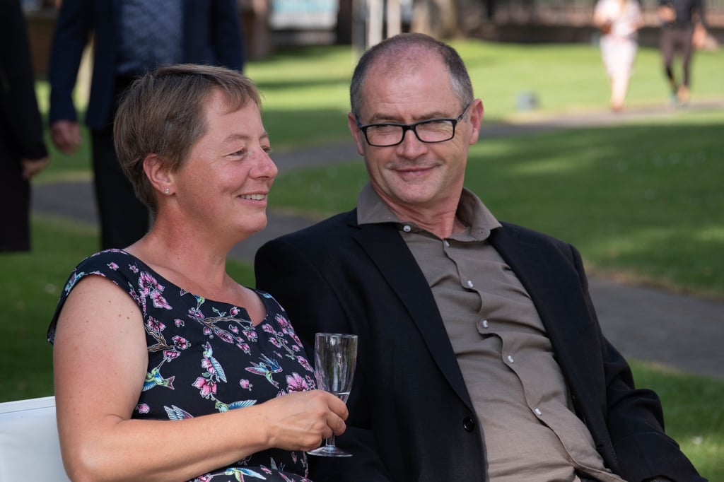 Michael Arens mit seiner Partnerin Juliane Huthmann im Garten der Staatskanzlei in Magdeburg.