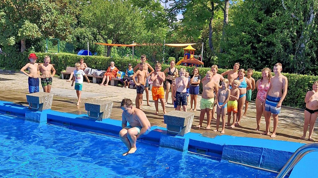 Beim „Arschbombenwettbewerb“ standen 20 Kinder in Nienburg auf dem Startblock.