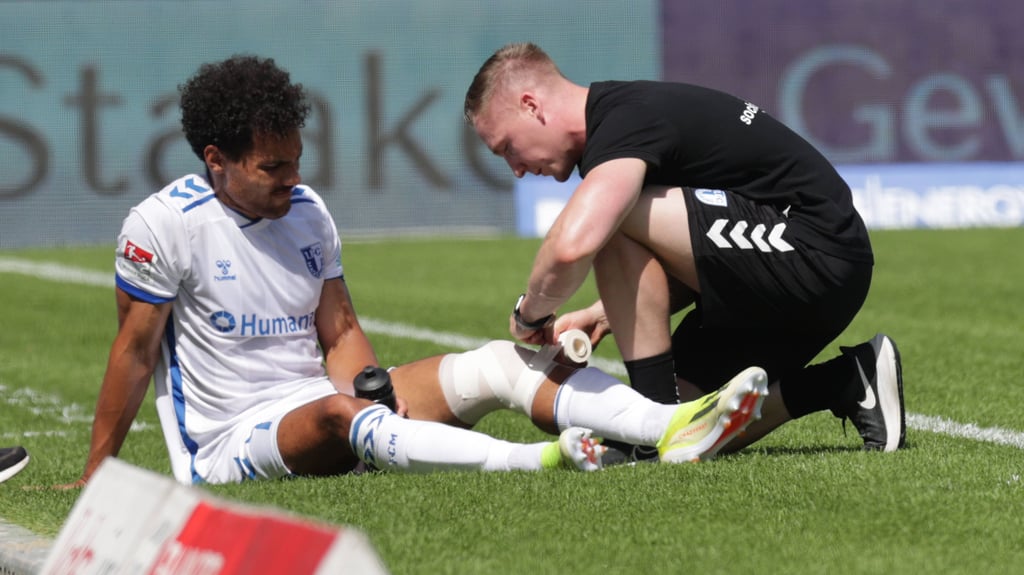 Da war es passiert: Beim Spiel in Braunschweig zog sich Herbert Bockhorn vom 1. FC Magdeburg einen Kreuzbandriss im linken Knie zu.