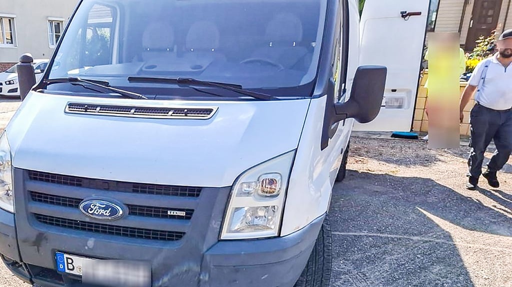 Im Saalekreis sind Betrüger als vermeintliche Handwerker unterwegs: Mit diesem weißen Transporter sind die Männer angerückt. Einen von den Betrügern sieht man rechts im Bild.