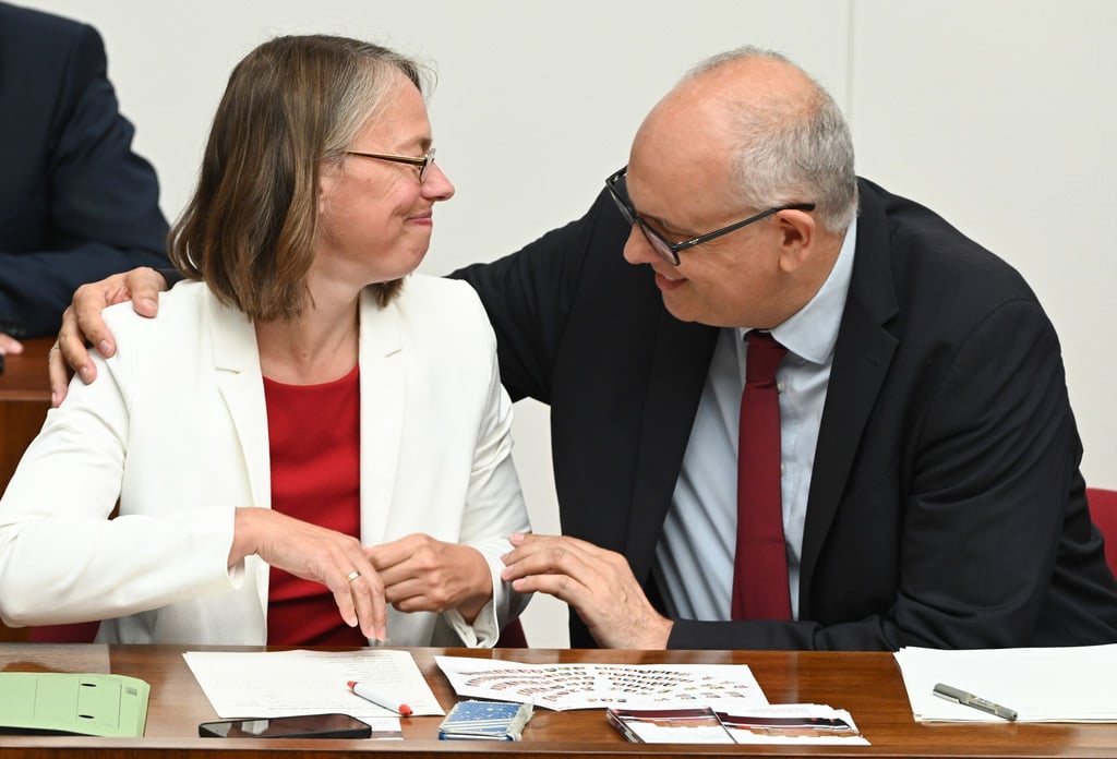 Senatorin Sascha Aulepp und Bürgermeister Andreas Bovenschulte (SPD) freuen sich über das Ergebnis der Abstimmung.