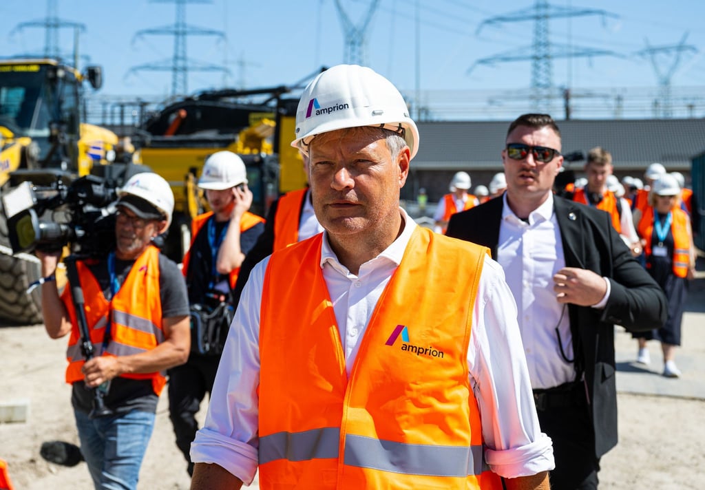Bundeswirtschaftsminister Robert Habek (Grüne) nimmt ein modernisiertes Umspannwerk in Lingen in Betrieb, mit dem Netzschwankungen duch die Einspeisung erneuerbarer Energien ausgeglichen werden sollen.
