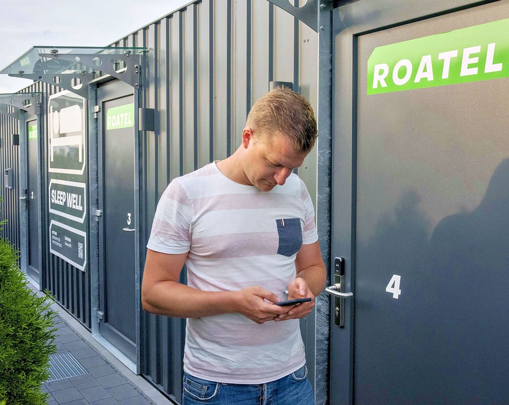 Die Tür des von außen unscheinbaren Containers des "Roatel" öffnet sich per Handy.  MZ-Reporter Oliver Müller-Lorey hat’s ausprobiert.