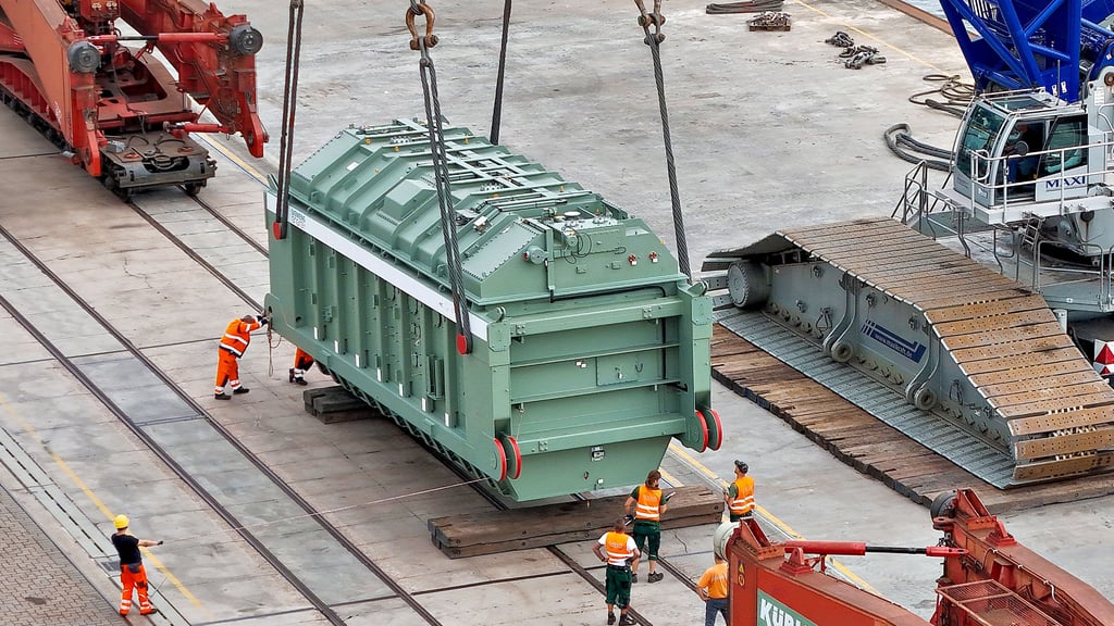 Der 300-Tonnen-Transformator für den „SuedOstLink“ wurde vom Werk in Nürnberg mit einem Schiff nach Magdeburg transportiert. Die letzten Kilometer bis zum Umspannwerk wird der Transformator auf der Schiene bewegt.