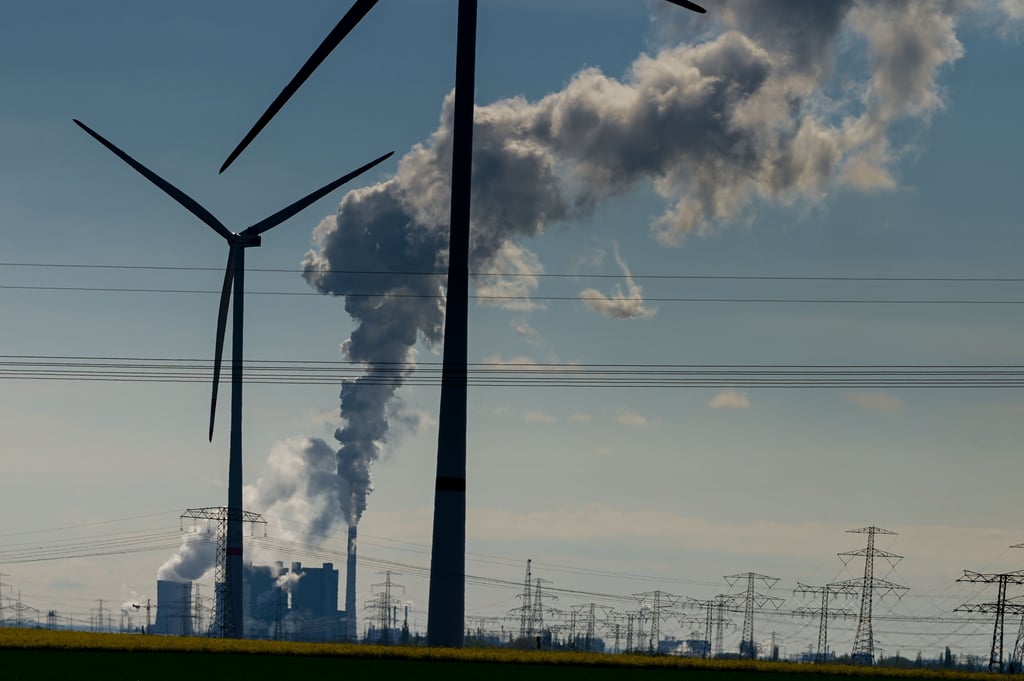 Neue und alte Ernergieerzeugung? Windräder vor einem Kraftwerk bei Nad Lauchstädt (Saalekreis).
