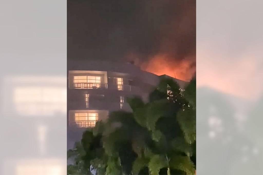 Das Dach des Hotels ging sofort in Flammen auf.