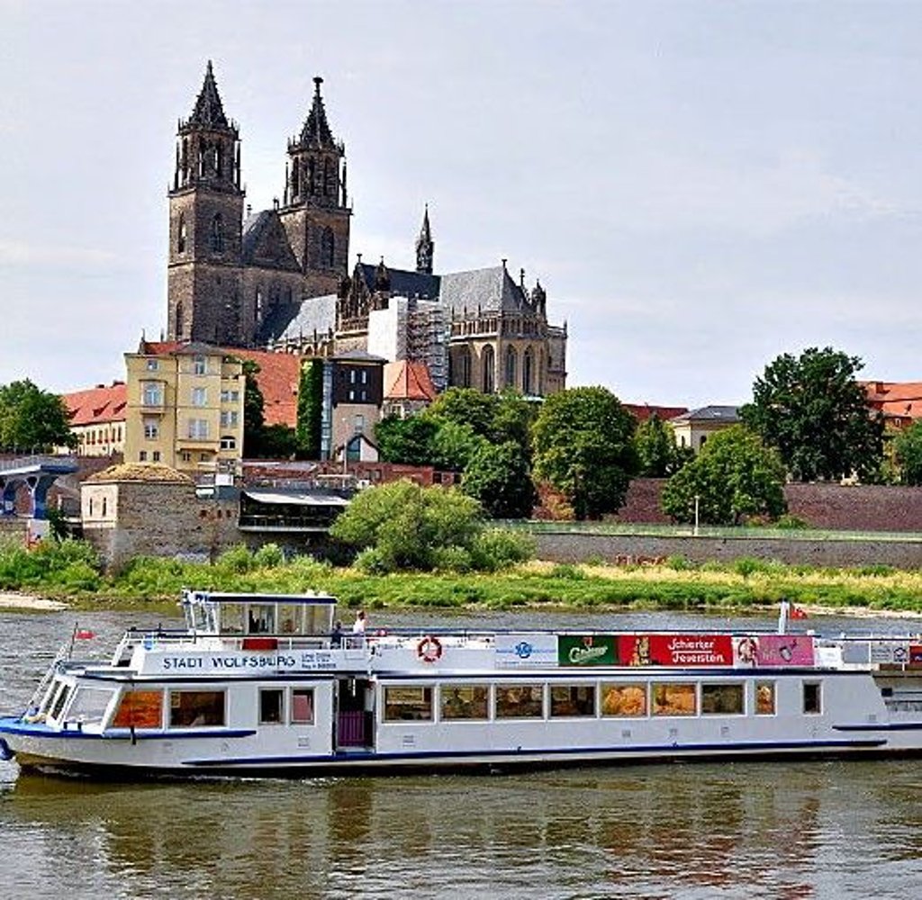 Die Stadt zeigt sich von der Elbe aus von ihrer schönsten Seite.