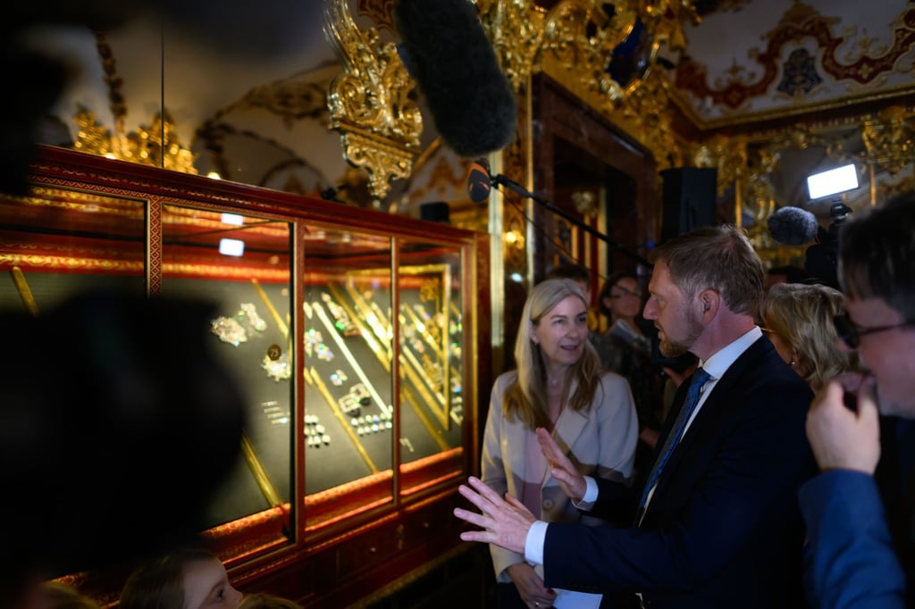 Sachsens Ministerpräsident Michael Kretschmer und die Generaldirektorin der Staatlichen Kunstsammlungen Dresden, Marion Ackermann, vor der mit den zurückgekehrten Beutestücken des Einbruchs von 2019 wieder bestückten Virtrine im Histortischen Grünen Gewölbe Dresden