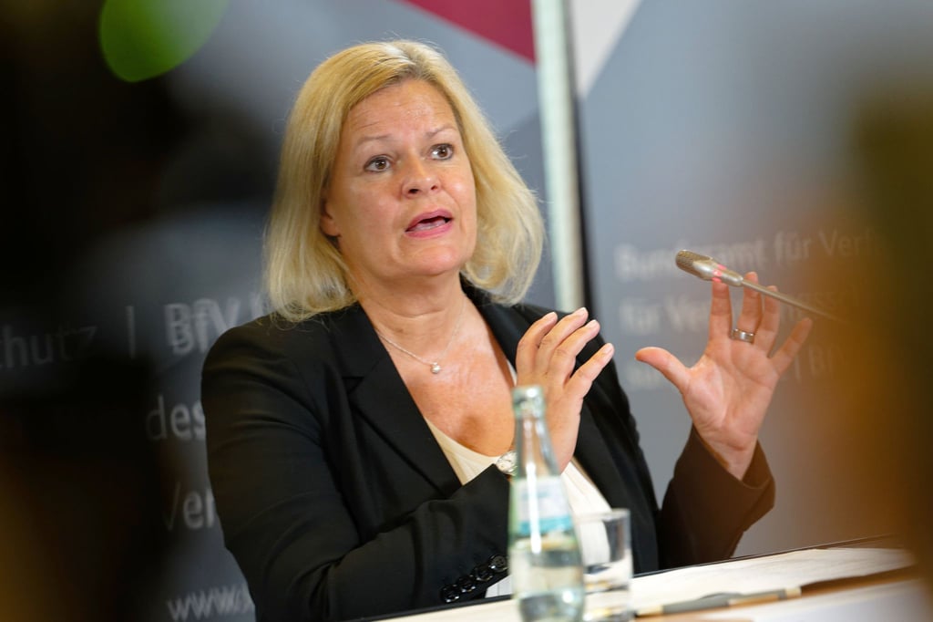Bundesinnenministerin Nancy Faeser (SPD) über die Länge von Messerklingen: „Sechs Zentimeter ist okay. Das ist ein kleines Obstmesser.“