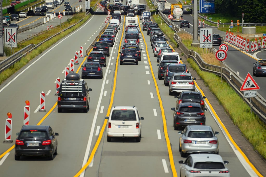 Die Autobahn A7 ist wegen Bauarbeiten zwischen dem Maschener Kreuz und dem Horster Dreieck bis Ende des Jahres gesperrt. Es gibt aber eine Umleitung.