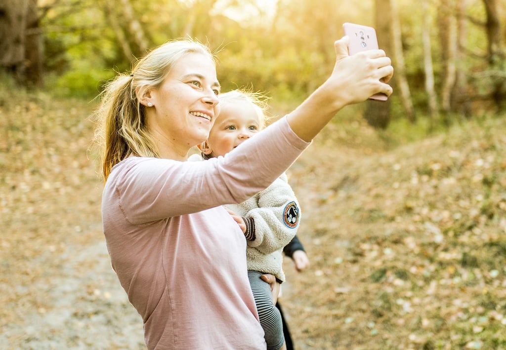 Viele Eltern teilen unbeschwerte Momente mit ihren Kindern im Chat oder posten die Fotos online. Viele dieser Bilder sollten aber besser nicht einfach so geteilt werden.