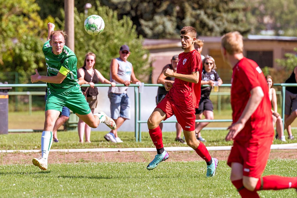 Schöne Flanke von ZW-Kapitän Tom Eberling (l.), die aber nicht genutzt werden kann. Gegen Rot-Weiß Weißenfels II holen die Karsdorfer am ersten Kreisliga-Spieltag einen Punkt.