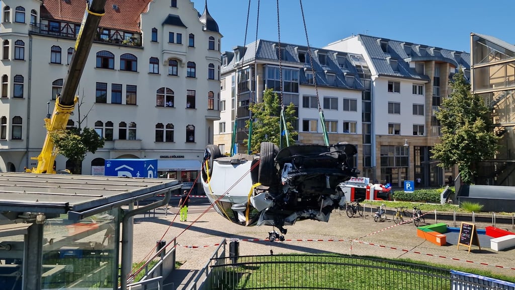 Ein riesiger Kran wird dabei helfen, das Auto aus dem Parkhaus zu bergen.