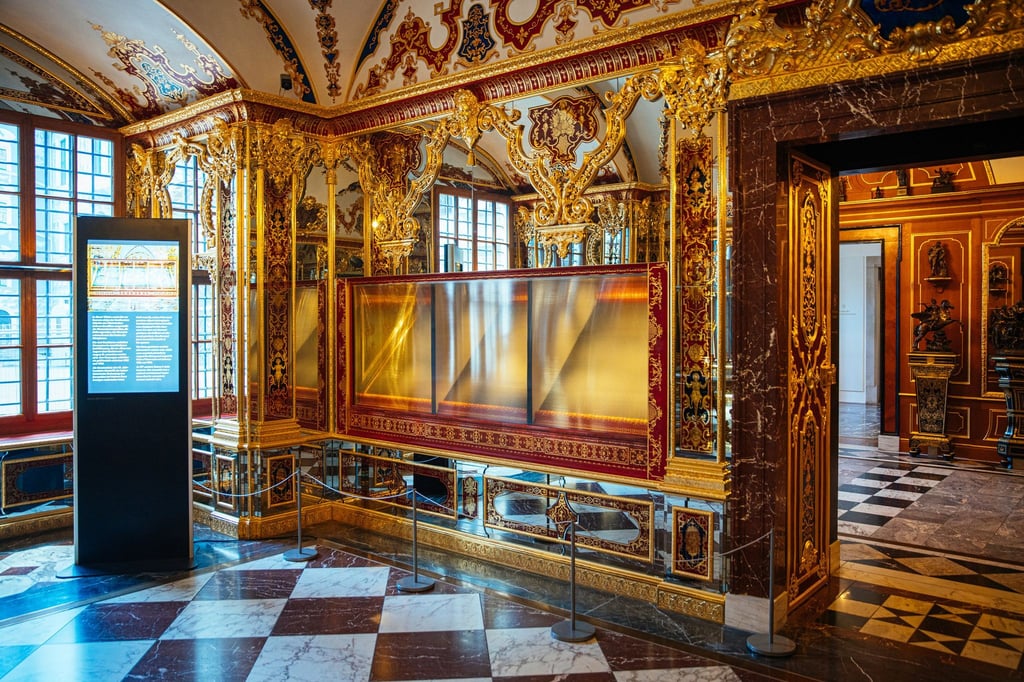 Plötzlich war sie leer: Die Juwelenvitrine im Historischen Grünen Gewölbe in Dresden. (Archivbild)
