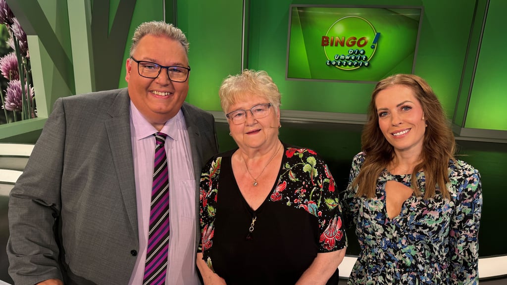 Die "Bingo"-Gastgeber Michael Thürnau und Jule Gölsdorf nehmen Kandidatin Karin aus Gommern in ihre Mitte.