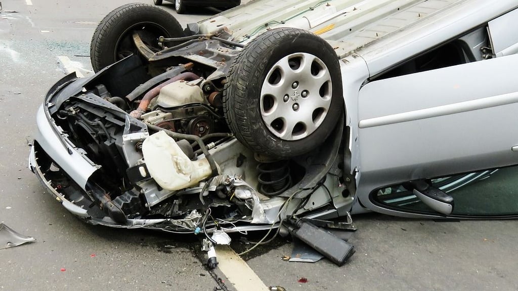 Unfall: Ein Auto überschlug sich in Naumburg, während es drei Meter in die Tiefe