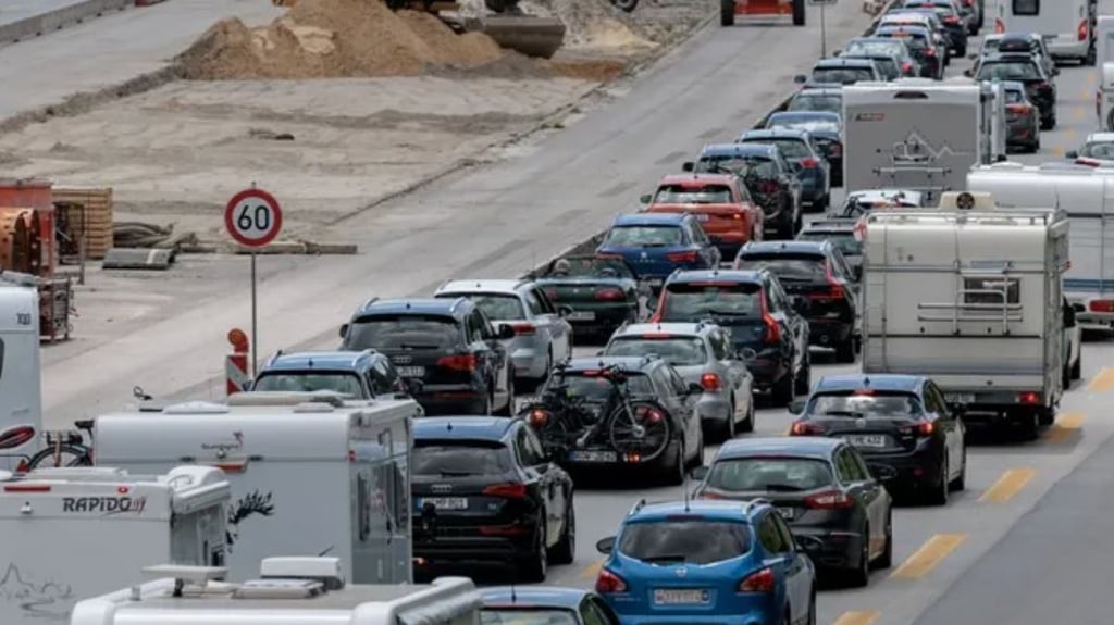Zu einem Unfall ist es auf der A2 bei Alleringersleben in der Börde gekommen.