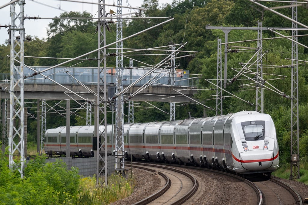 Ab Freitag gesperrt: Auf der Bahnstrecke zwischen Hamburg und Berlin soll vier Monate lang gebaut werden (Archivfoto).