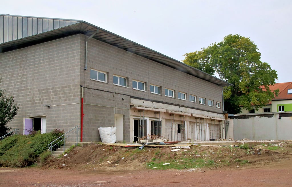 Die Sporthalle in Möser mit abgerissenem Anbau.