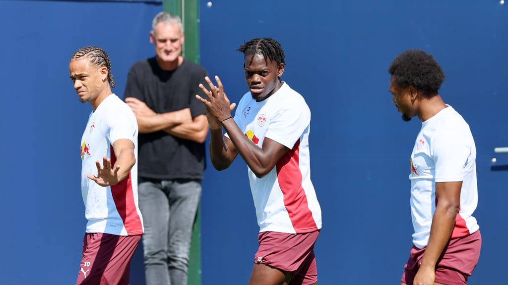 Xavi, Castello Lukeba und Lois Openda (v.l.n.r.) im Training von RB Leipzig.