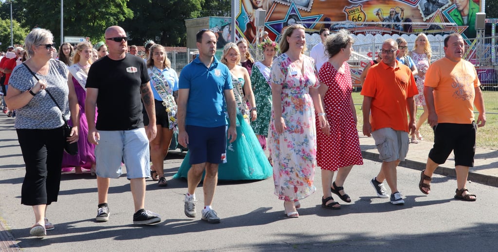 Angeführt von Gemeindebürgermeisterin Nicole Golz und den Ortsbürgermeistern marschierten die Vereine, Hoheiten und Gäste auf den Festplatz ein.