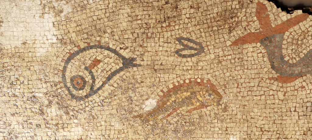 Das Mosaik zeigt Delfine und Fische.