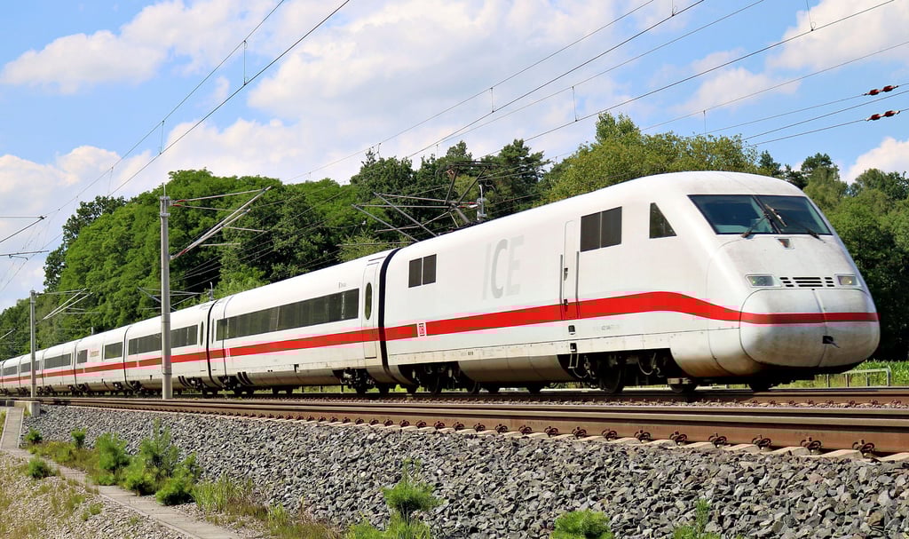 Der ICE namens „Dessau“, hier auf freier Strecke, war 27 Jahre lang für die Deutsche Bahn im Einsatz.