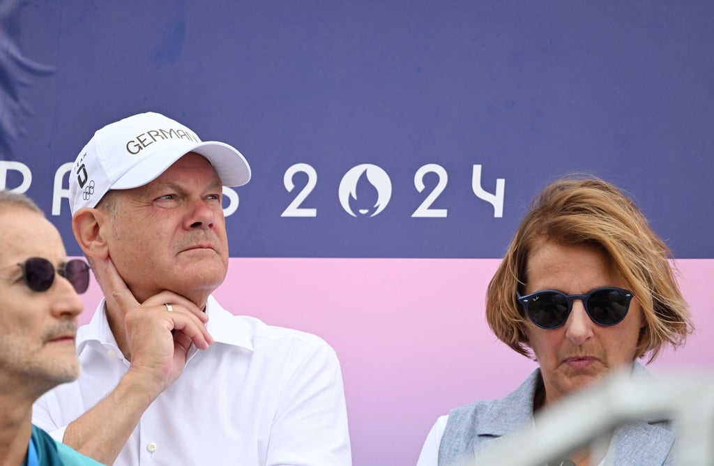 Bundeskanzler Olaf Scholz wurde von einigen Athleten in Paris auf eine bessere Sportförderung angesprochen.