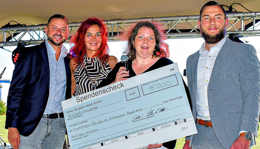 Die drei Firmenchefs Mathias, Doreen und Lukas Möller (r.) überreichten Hanna Klingenberg den symbolischen Scheck für eine Spende über 15.000 Euro.