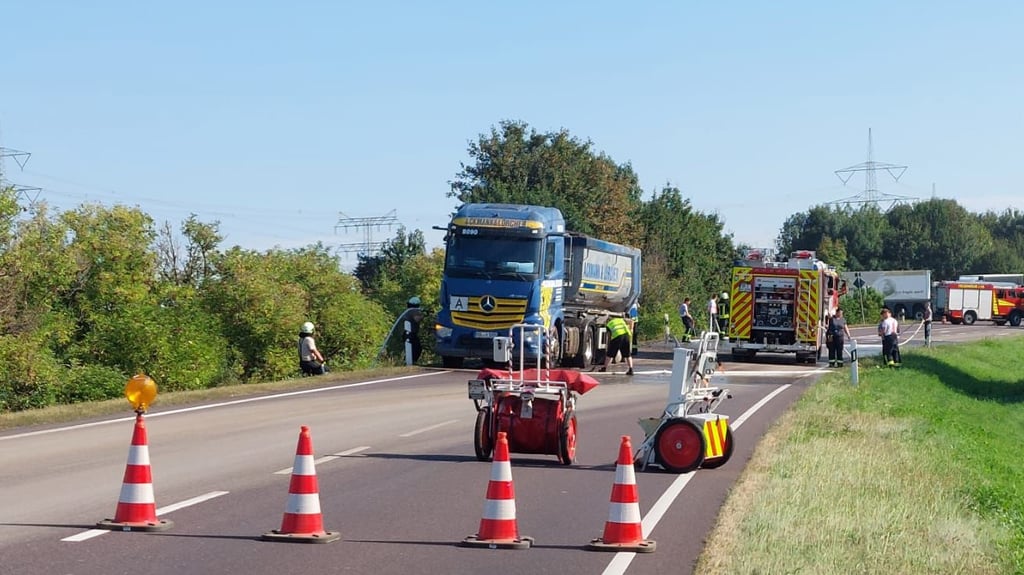 Ein Muldenkipper hat am Dienstagnachmittag auf der Bundesstraße 71 zwischen Groß Ammensleben und Meitzendorf tonnenweise Schlamm verloren.