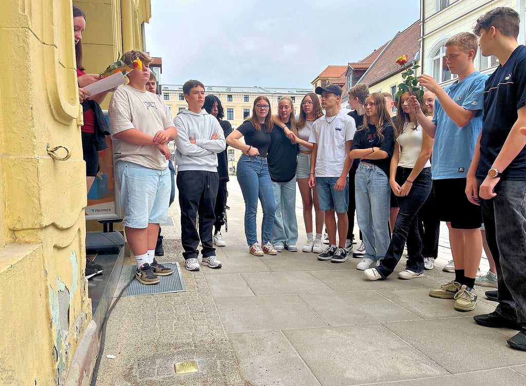 Die Neuntklässler gedachten vor einem ehemaligen Wohnhaus von Erich Köckert in der Johannisstraße 4 dem couragierten Unternehmer.