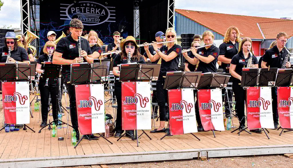 Die jungen Musiker des Jugendblasorchesters (JBO) Staßfurt erfreuten die Hecklinger Sonntagfrüh beim Frühschoppen auf dem Festplatz mit bekannten und immer wieder gern gehörten Melodien. Da durfte auch das Steigerlied nicht fehlen.