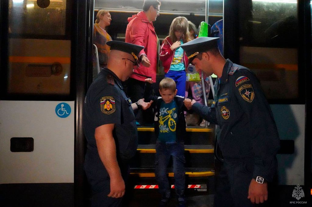 Aus dem russischen Gebiet Kursk, in dem ukrainische Truppen vorrücken, werden Zehntausende Menschen in Sicherheit gebracht.