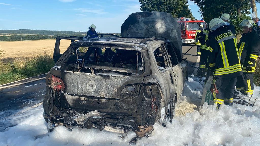 Ein Auto ist nahe Osterwieck in Flammen aufgegangen.