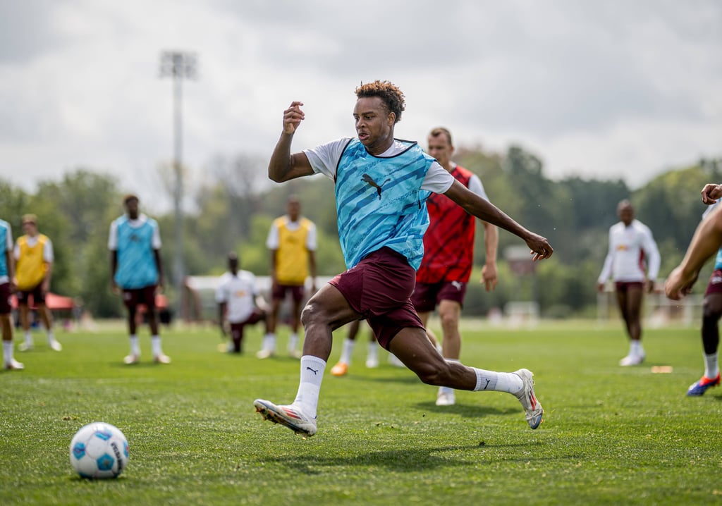 Assan Ouédraogo am Ball im Training von RB.